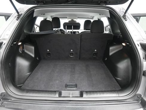 Used 2019 Jeep Cherokee Latitude w/ Popular Appearance Group AWD/4WD image 17