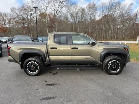 Used 2025 Toyota Tacoma TRD Off-Road image 9