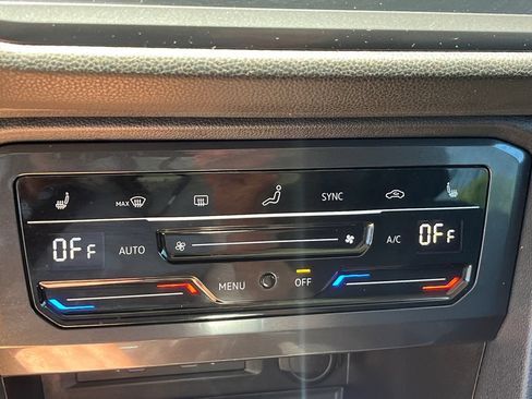Used 2023 Volkswagen Tiguan SE w/ Panoramic Sunroof Package AWD/4WD image 17