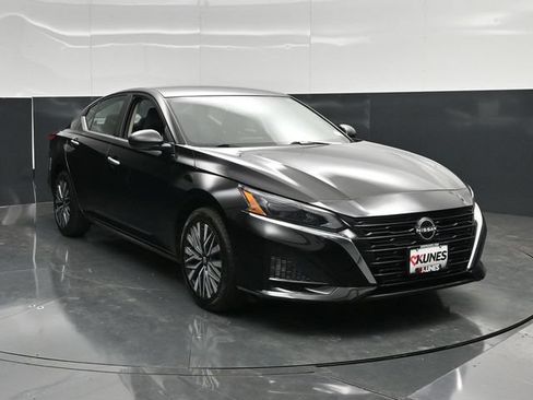 Used 2024 Nissan Altima 2.5 SV AWD/4WD image 5
