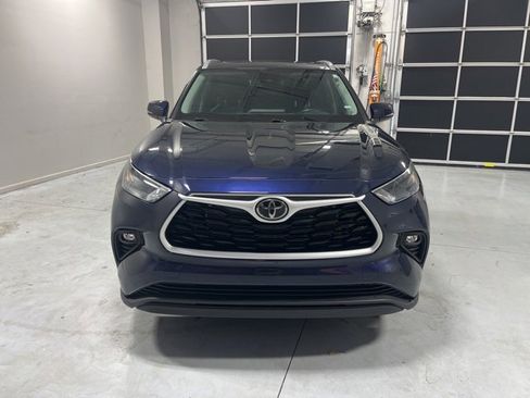 Used 2023 Toyota Highlander XLE image 2