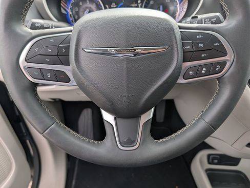Used 2023 Chrysler Pacifica Touring-L FWD image 29