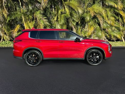 Used 2024 Mitsubishi Outlander SE Black Edition image 4