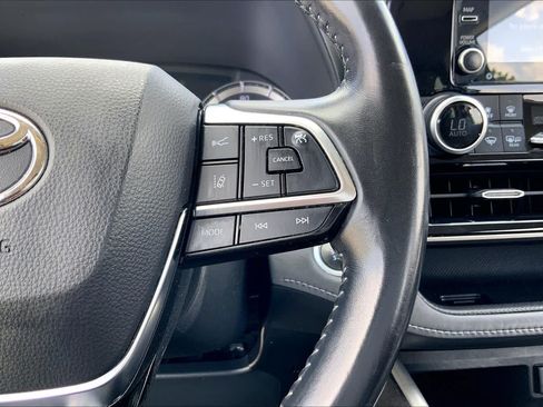 Used 2021 Toyota Highlander LE FWD image 24