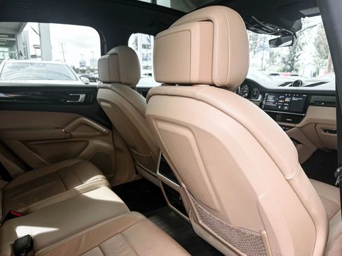 Used 2020 Porsche Cayenne image 27