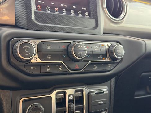 Used 2021 Jeep Wrangler Unlimited Sahara image 32