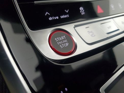 Used 2025 Audi SQ8 Prestige w/ Prestige Package AWD/4WD image 32