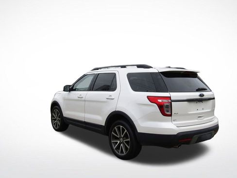 Used 2015 Ford Explorer XLT w/ Equipment Group 202B AWD/4WD image 2
