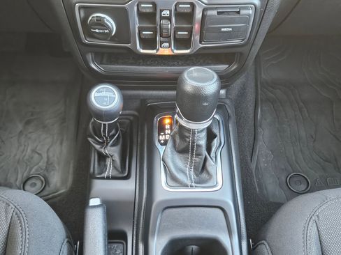 Used 2023 Jeep Gladiator Overland AWD/4WD image 13