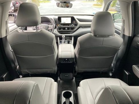Used 2023 Toyota Highlander XLE image 23