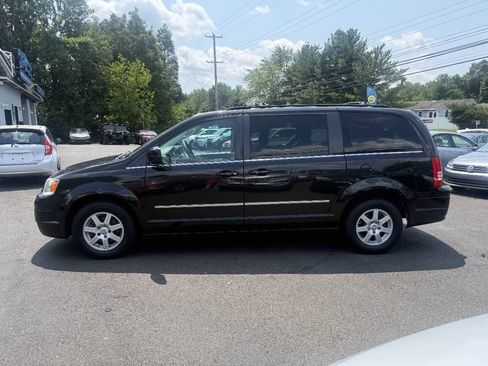 Used 2010 Chrysler Town & Country Touring Plus FWD image 6