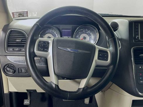 Used 2015 Chrysler Town & Country Touring image 9