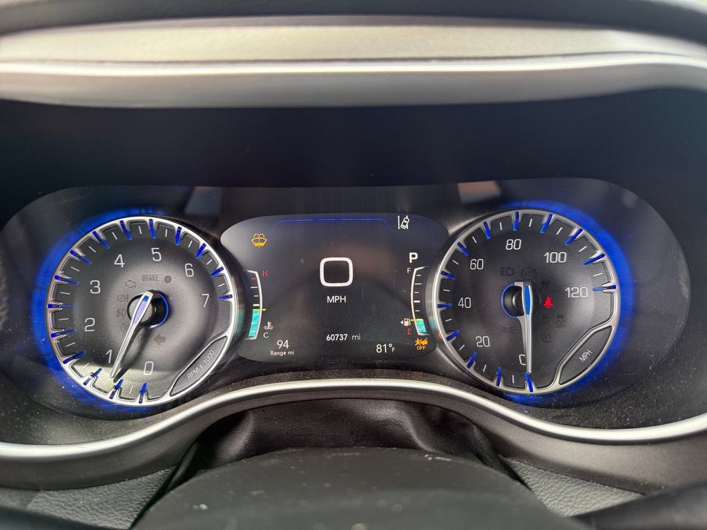 Used 2024 Chrysler Pacifica Touring-L FWD image 13