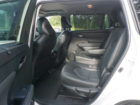 Used 2022 Toyota Highlander XLE FWD image 16