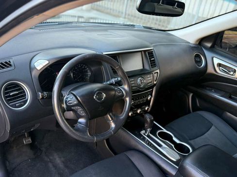 Used 2018 Nissan Pathfinder SV image 14