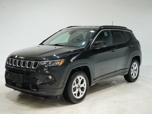 Used 2025 Jeep Compass Latitude image 3