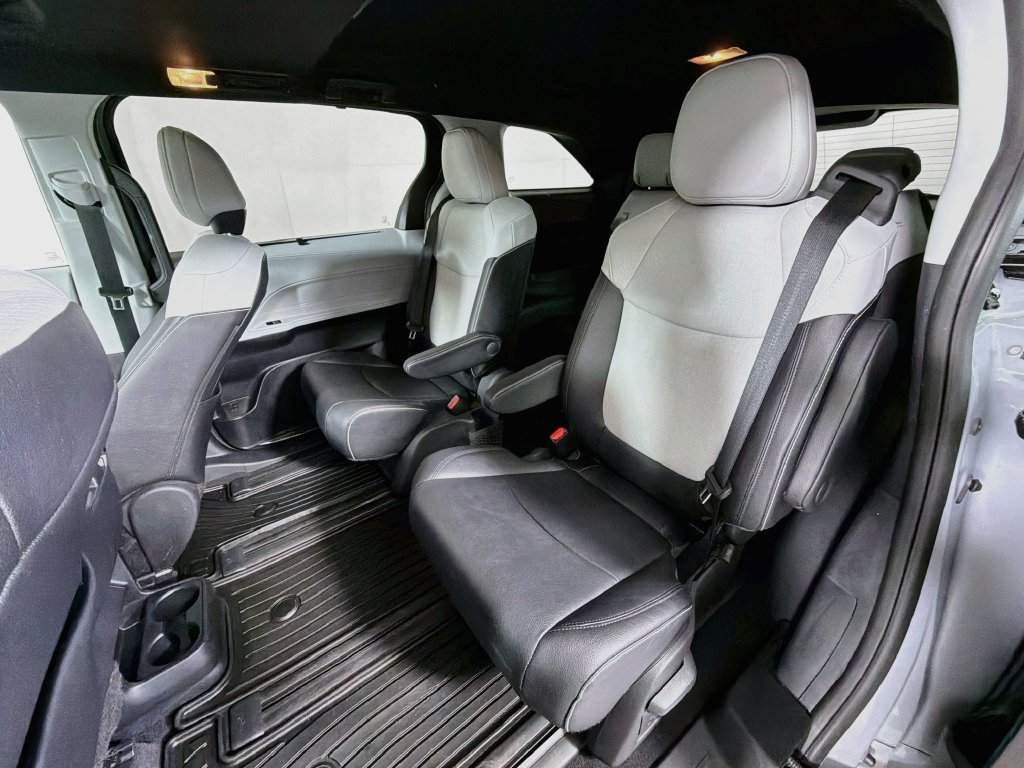 Used 2025 Toyota Sienna XSE AWD/4WD image 19