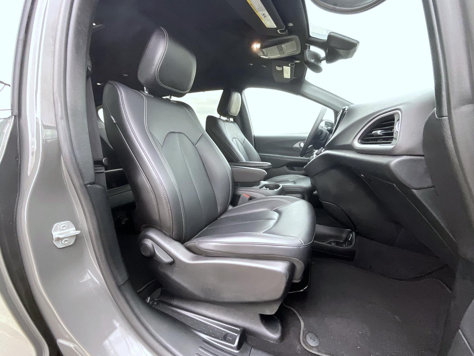 Used 2025 Chrysler Pacifica Select FWD image 19