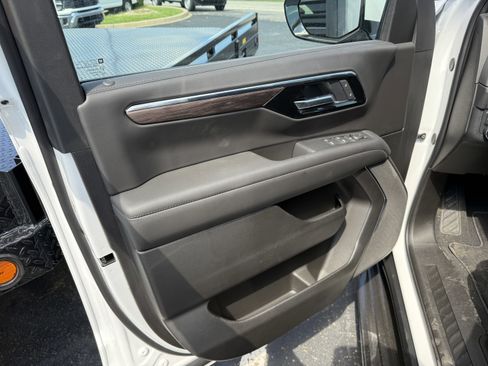 New 2025 Chevrolet Suburban LS image 9