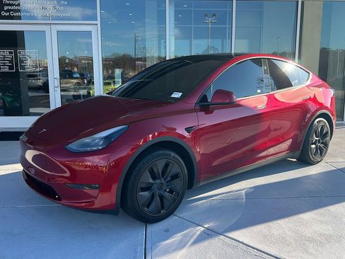 Used 2024 Tesla Model Y Long Range image 2