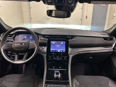 Used 2024 Jeep Grand Cherokee Altitude AWD/4WD image 18