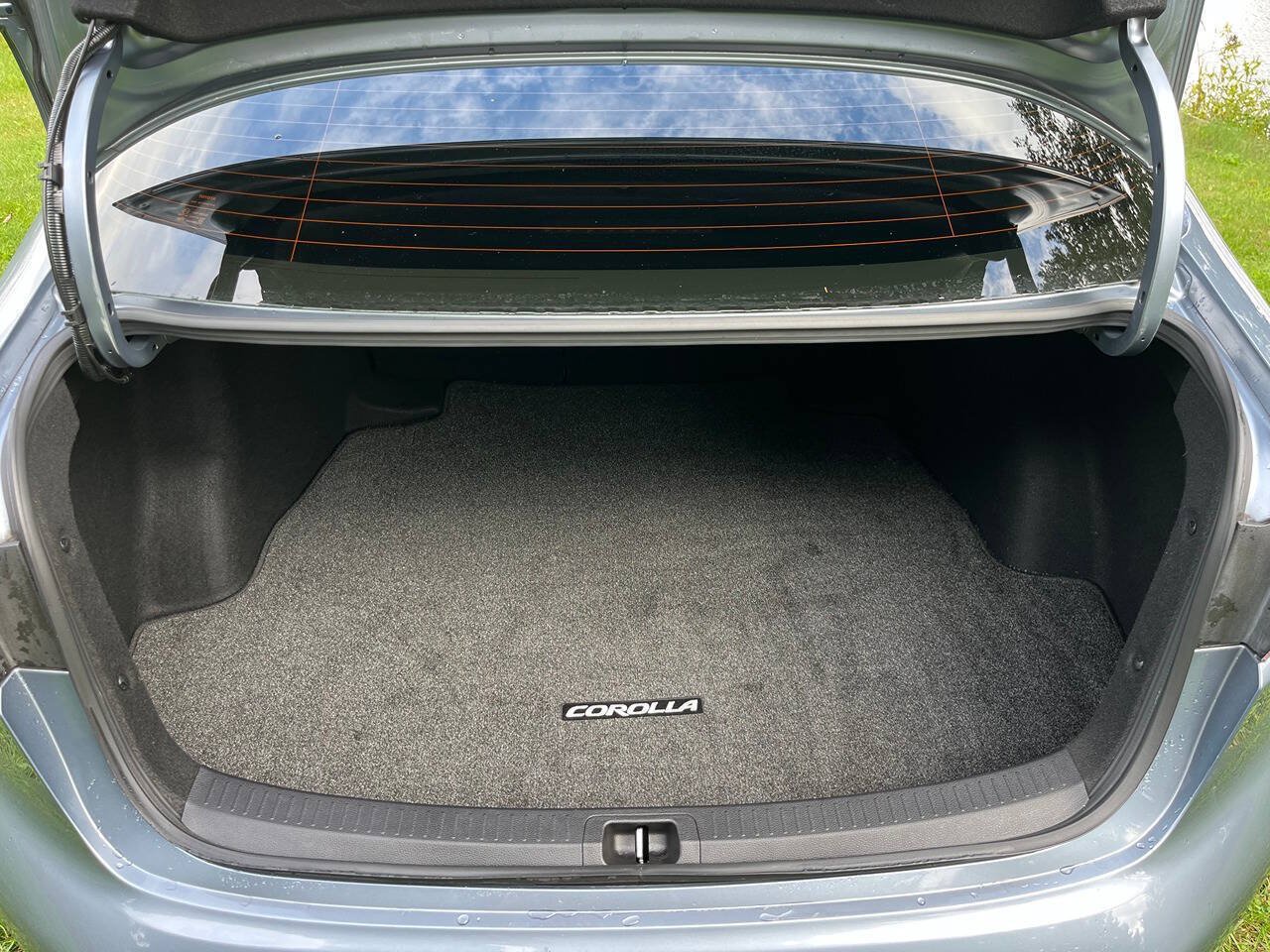 Used 2021 Toyota Corolla LE w/ Carpet Mat Package (TMS) FWD image 9