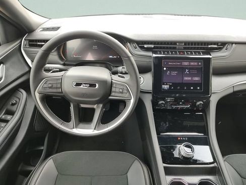 Used 2025 Jeep Grand Cherokee L Altitude AWD/4WD image 10