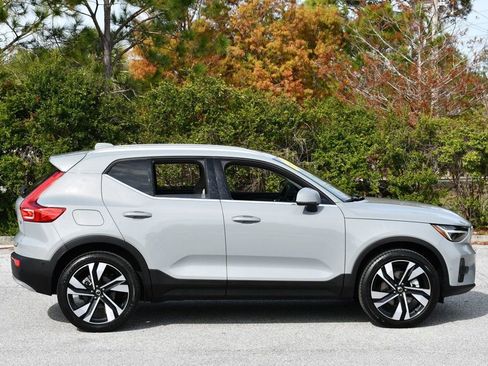 Used 2025 Volvo XC40 B5 Ultra image 30