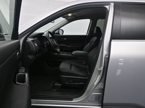 Certified 2025 Nissan Pathfinder SL FWD image 21