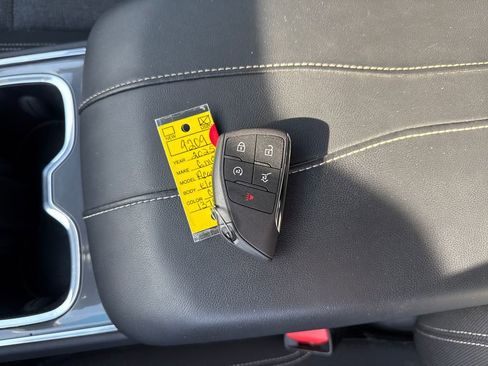 Used 2025 GMC Acadia Elevation image 32