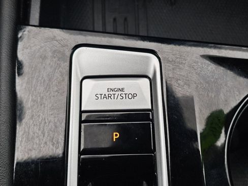 Used 2025 Volkswagen Atlas SE AWD/4WD image 26