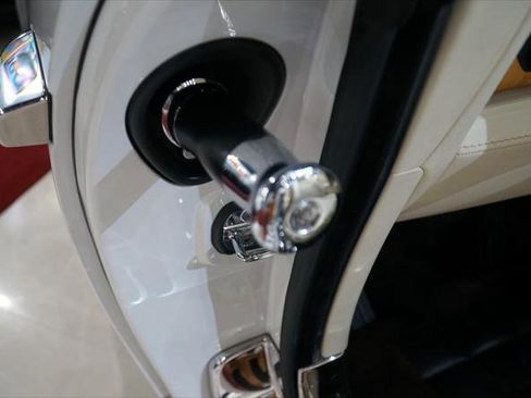 Used 2016 Rolls-Royce Dawn image 31