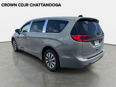 Used 2023 Chrysler Pacifica Touring-L FWD image 7