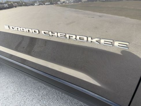 Used 2023 Jeep Grand Cherokee Limited image 36