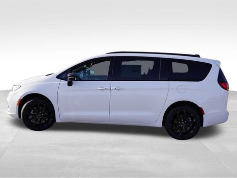 New 2026 Chrysler Pacifica Select w/ S Appearance Package AWD/4WD image 8