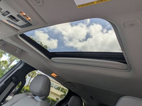 Used 2025 Toyota Sienna XLE FWD image 23