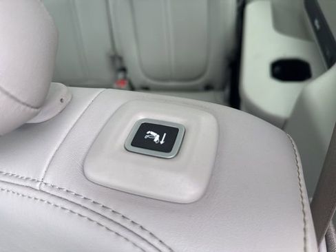 Used 2023 Jeep Wagoneer Series III w/ Premium Group I image 16