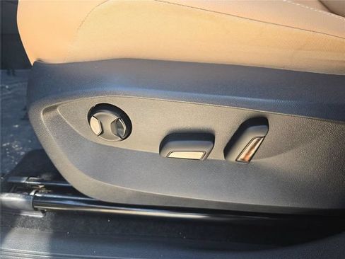 Used 2024 Volkswagen Tiguan SE FWD image 16