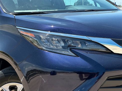 Used 2025 Toyota Sienna LE image 3