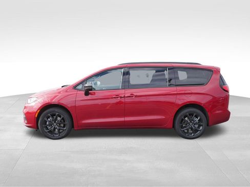 New 2026 Chrysler Pacifica Limited w/ S Appearance Package AWD/4WD image 3