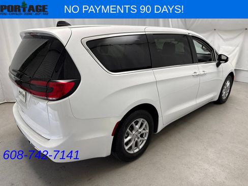 Used 2023 Chrysler Pacifica Touring-L FWD image 2