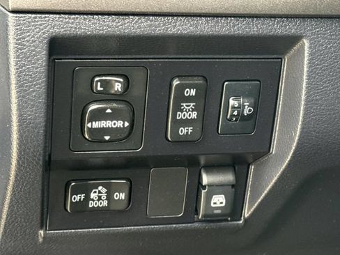 Used 2017 Toyota Tundra SR5 w/ SR5 Upgrade Package AWD/4WD image 21
