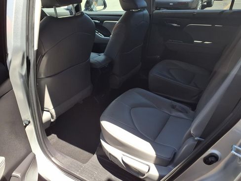 Used 2022 Toyota Highlander XLE FWD image 20