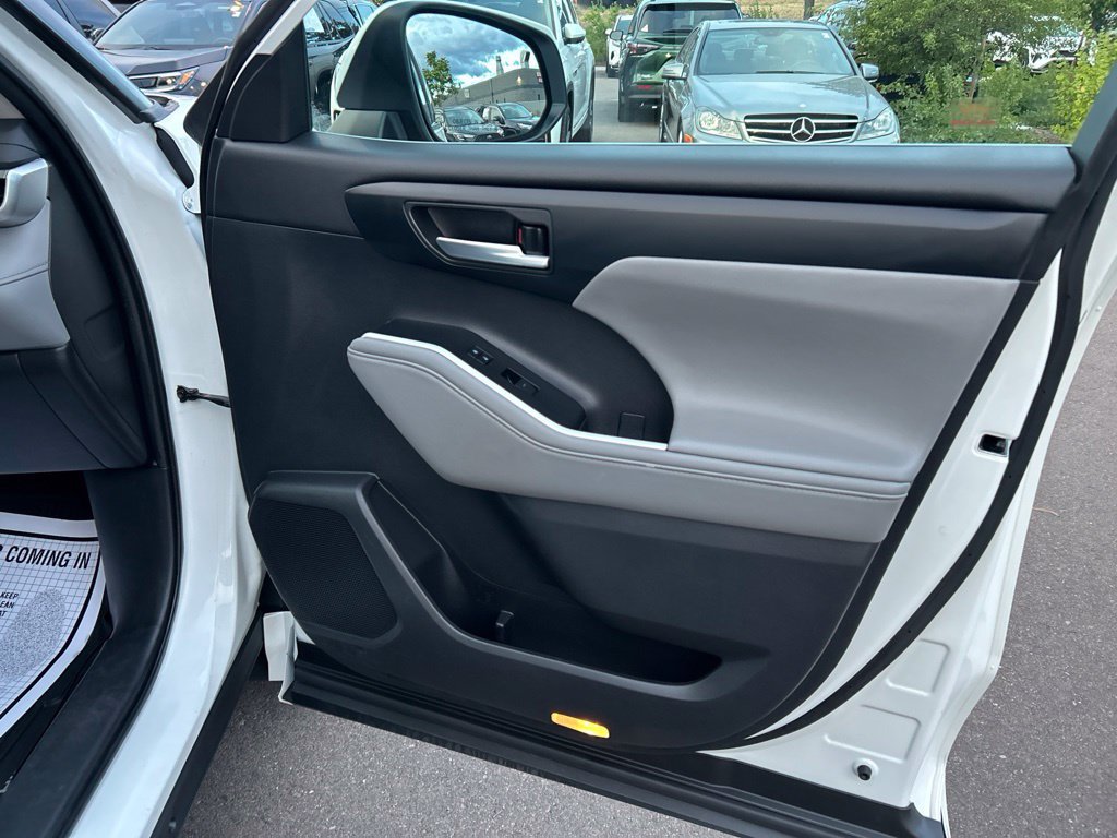 Used 2020 Toyota Highlander XLE AWD/4WD image 10