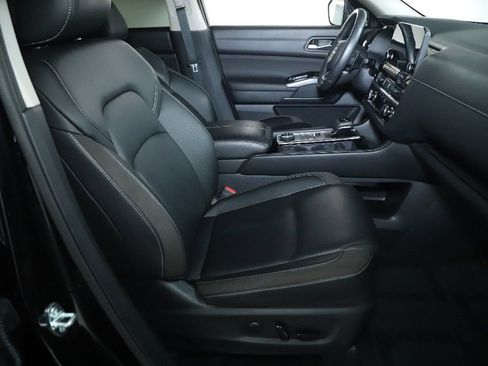 Certified 2025 Nissan Pathfinder SL image 37