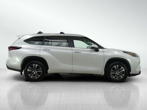 Used 2024 Toyota Highlander XLE AWD/4WD image 6