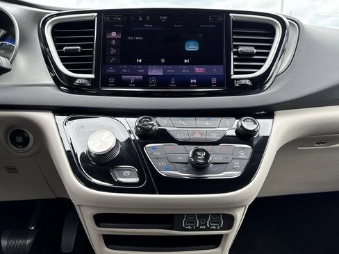 Used 2023 Chrysler Pacifica Touring-L FWD image 20