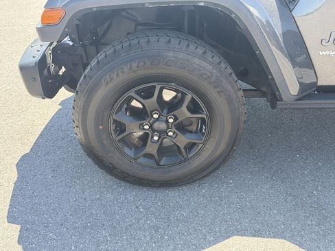 Used 2019 Jeep Wrangler Unlimited Sahara w/ Quick Order Package 24M Moab AWD/4WD image 11
