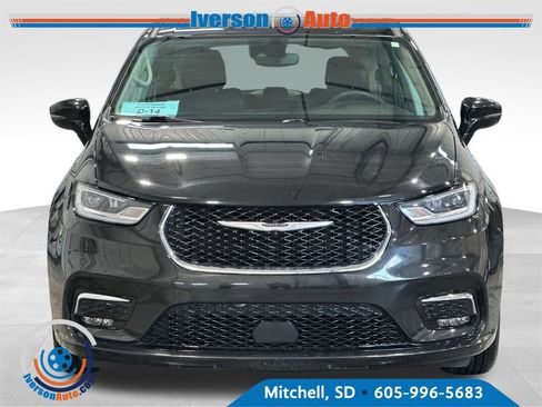 Used 2024 Chrysler Pacifica Touring-L FWD image 3
