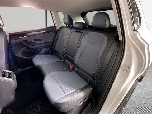 Used 2025 Volkswagen Tiguan SE AWD/4WD image 24